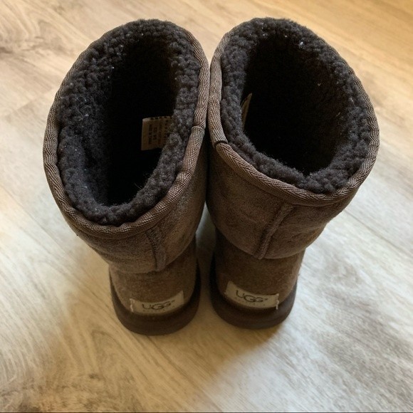 Ugg Classic Short Brown, Size 5 - Picture 6 of 7